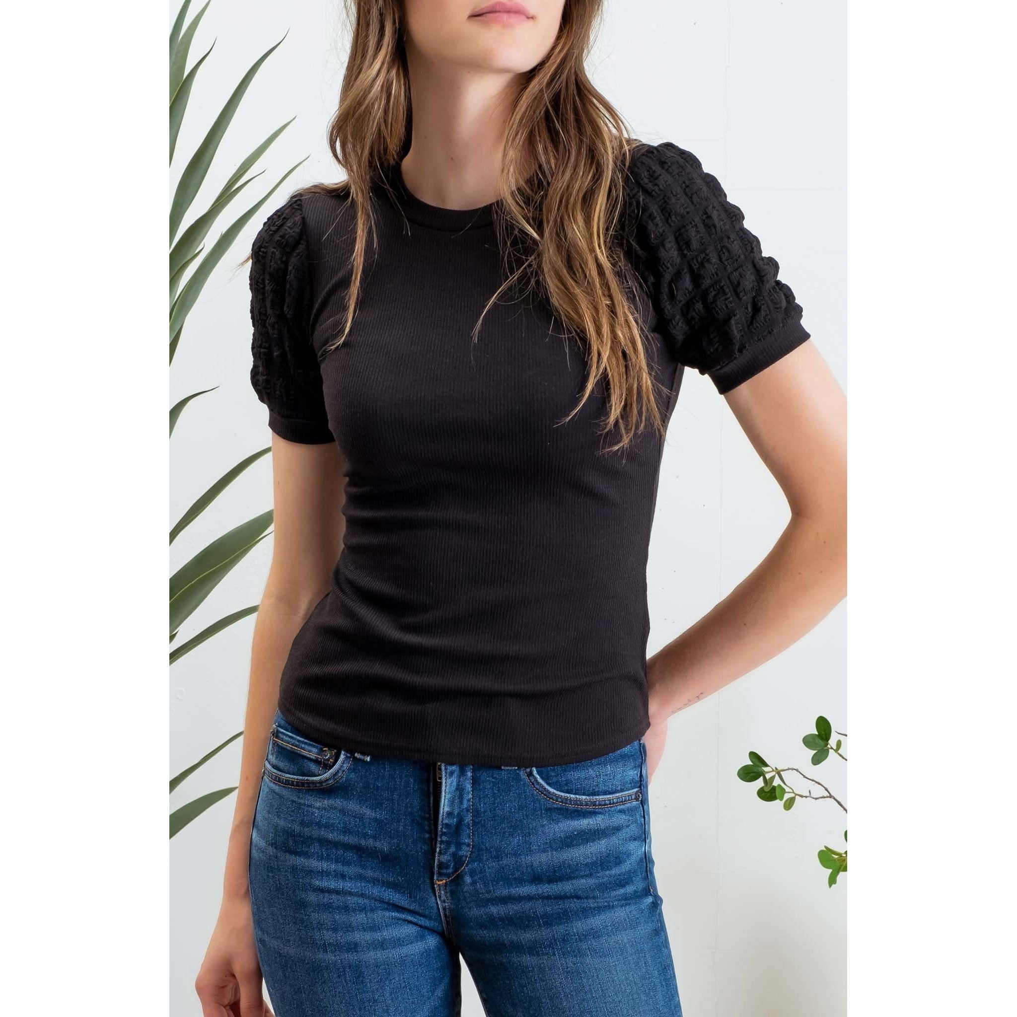 Ribbed w/textured sleeves top || Black