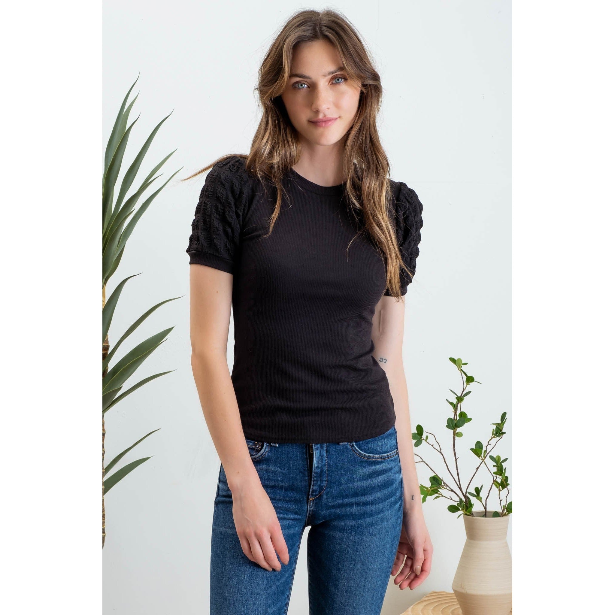 Ribbed w/textured sleeves top || Black